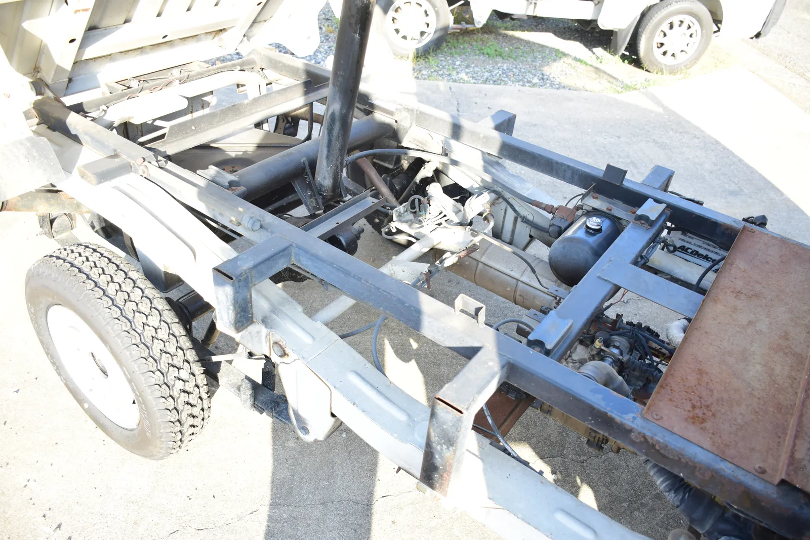 Frame, hoist and fuel tank under the raised bed of a Suzuki Carry dump truck