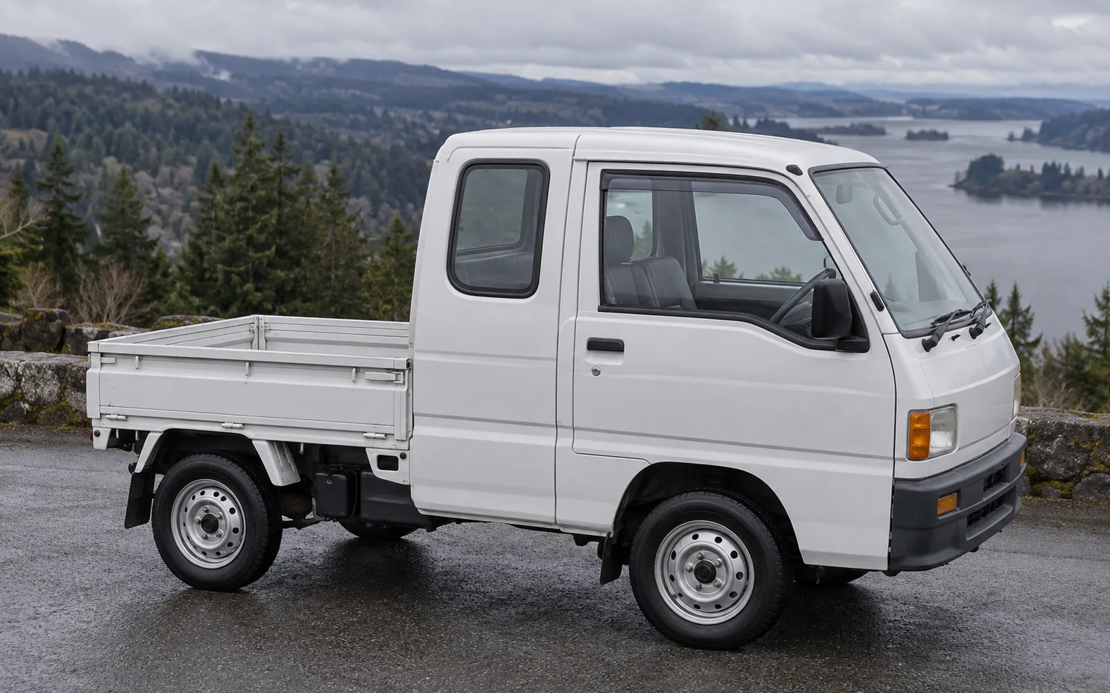 Kei truck jumbo cab side profile showing its extended cab and shorter bed
